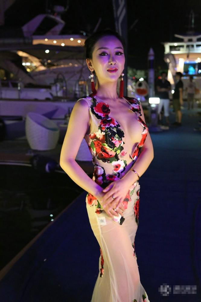 海天盛筵嫩模任人捏臀 各种性感透视装撩人/图