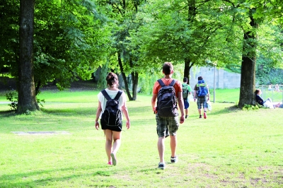 背包情侣在德国街头公园漫步(图)