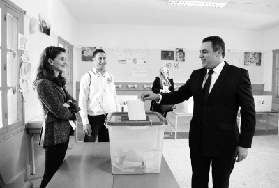 突尼斯总理参加总统选举投票(图)