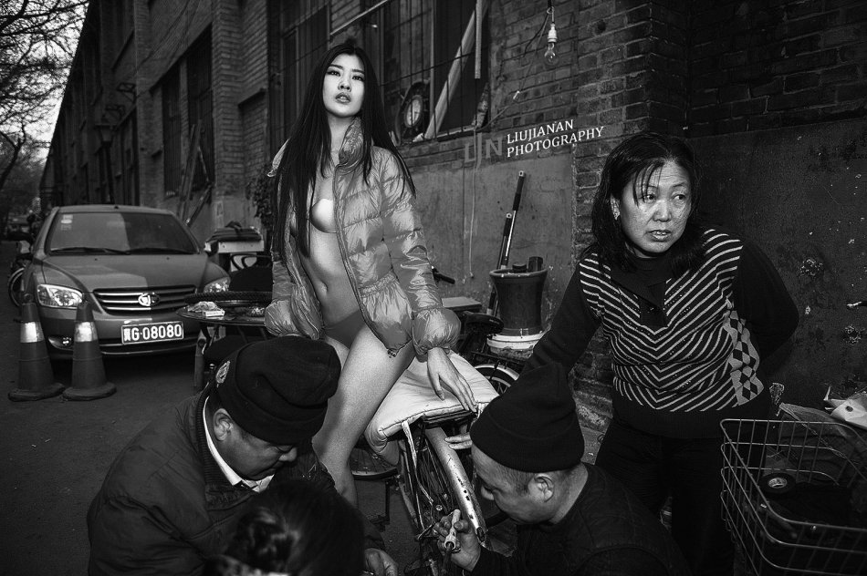 性感女模现身农户 裸大腿放鞭炮 你祗看了冰山