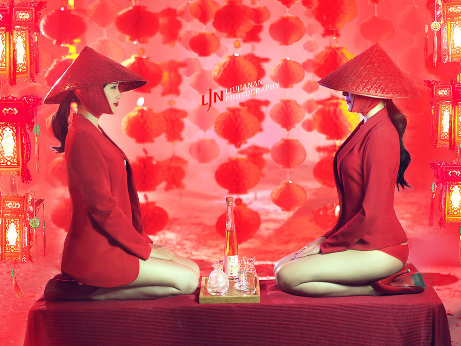 性感女模现身农户 裸大腿放鞭炮 你祗看了冰山