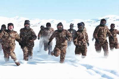 新疆阿勒泰军分区开展雪野拉练