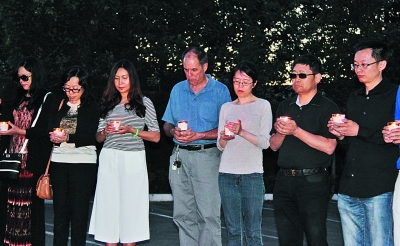 加拿大温哥华华人自发悼念“东方之星”遇难者