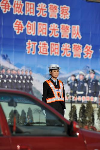 <em>最美女交警</em>铁面查罚特权车受网友热捧_时