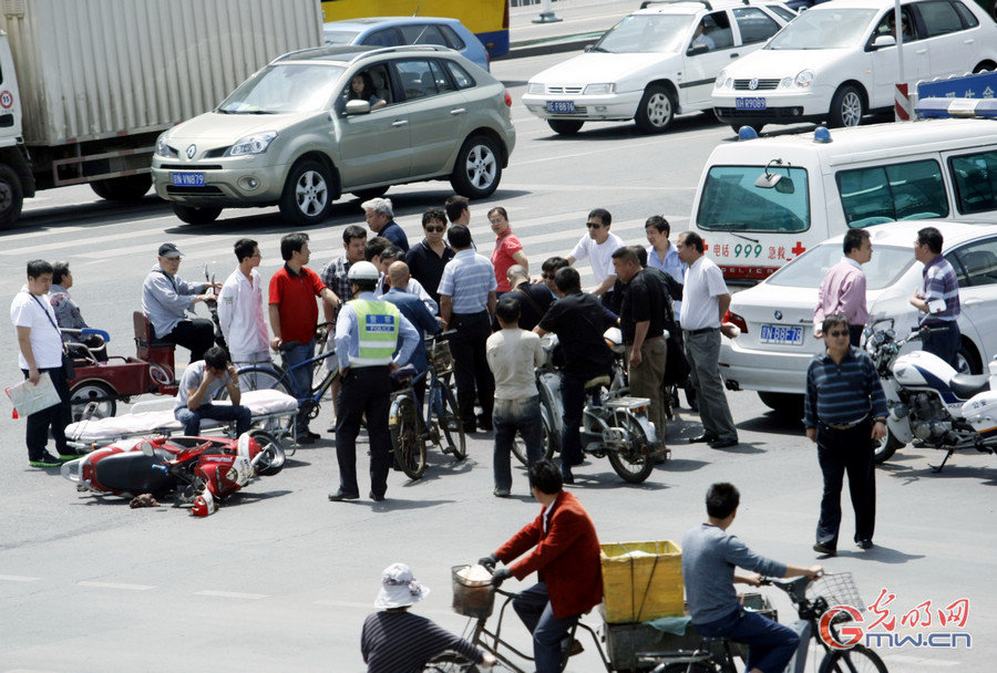 崇文门车祸现场惊现媳妇控