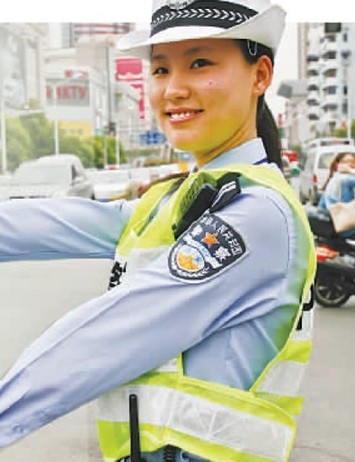 南京<em>女交警</em>酷似全智贤 执勤<em>视频网</em>上爆红(组图