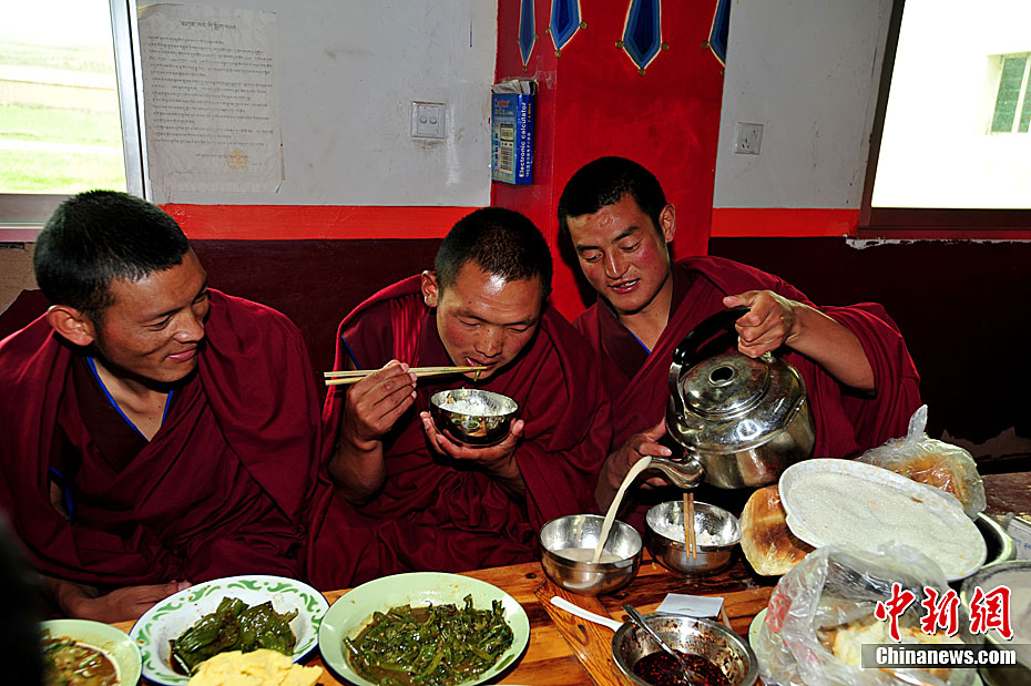 四川阿坝各莫寺的住宿制经学院