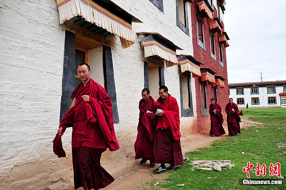 四川阿坝各莫寺的住宿制经学院