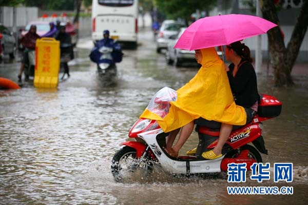 中央气象台18日发布暴雨橙色预警 长江流域持
