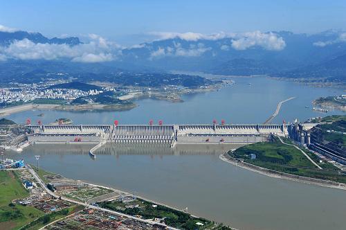 三峡大坝今年首次开闸泄洪