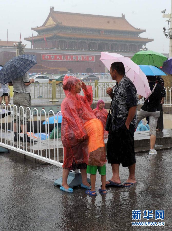 北京今晨突降大雨 给市民出行带来极大不便