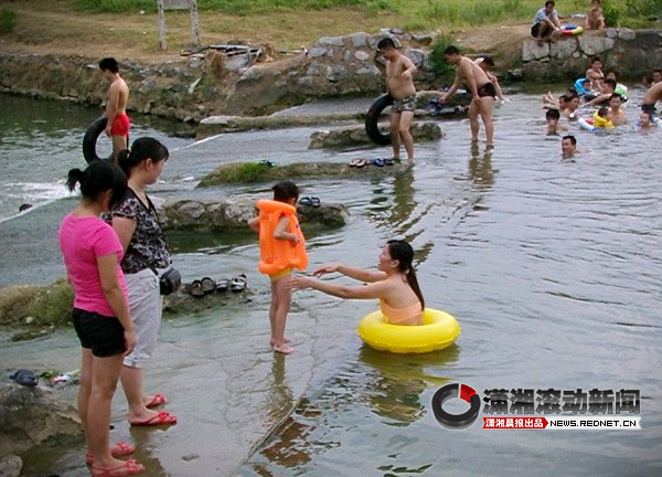 有人边洗澡边搓内裤(图)