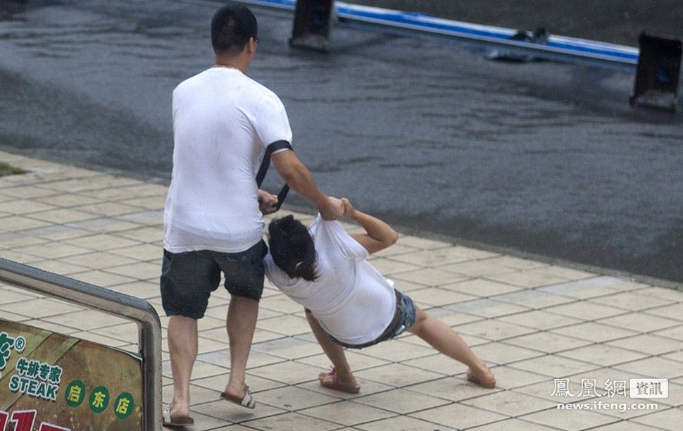 台风梅花来袭 街头众生相