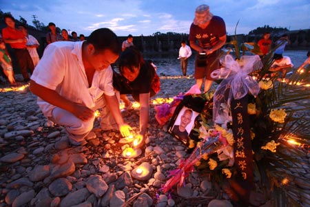 最美<em>爷爷</em>占祖亿 <em>一个</em>人如何感动了一座城市?