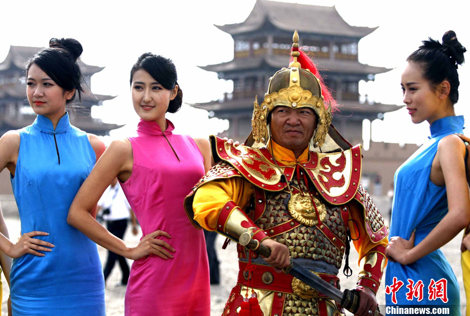 嘉峪关古长城上的<em>现代美女</em>_光明网