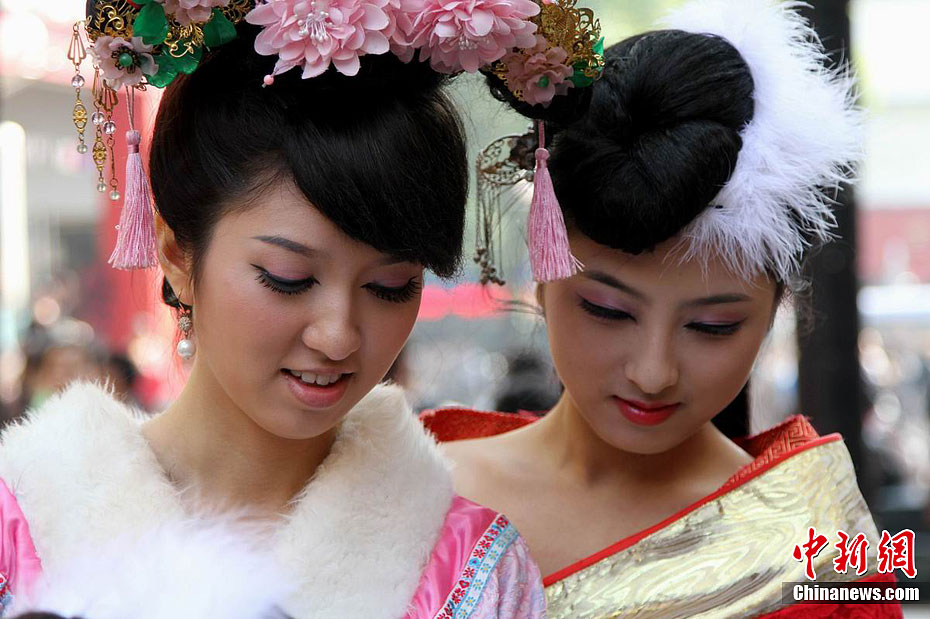 三名<em>古装</em>女现身南昌街头 遭路人围观_光明网