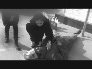 过路<em>少女人工</em>呼吸抢救晕倒乞丐至其苏醒(组图