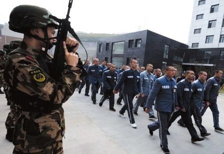 四川川北监狱搬家 武警荷枪押解600名囚犯(图