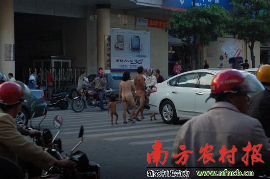 全家裸体上街求助谁蒙羞? _时政频道 _光明网