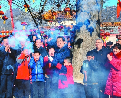 <em>胡锦涛总书记</em>在北京市同基层干部群众共迎新春