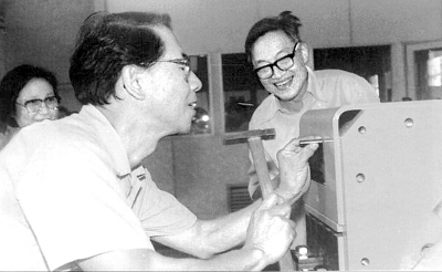 1986年8月,谢家麟为高能所研制的对撞机上第一块聚焦磁铁钉上标牌。(资料图片)