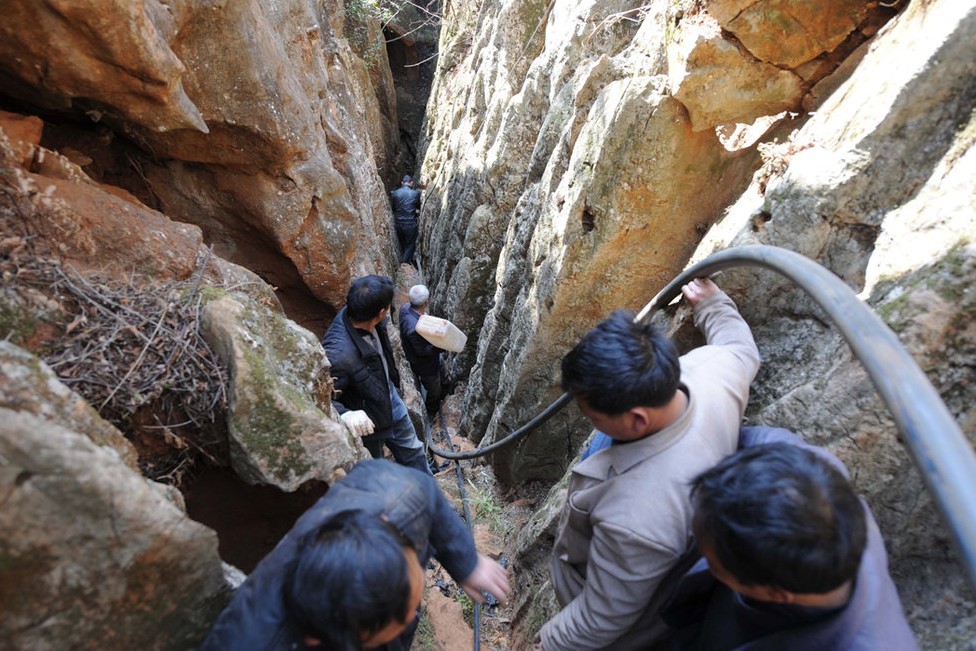 组图:云南大旱 曲靖村民百米地下溶洞寻水(1)