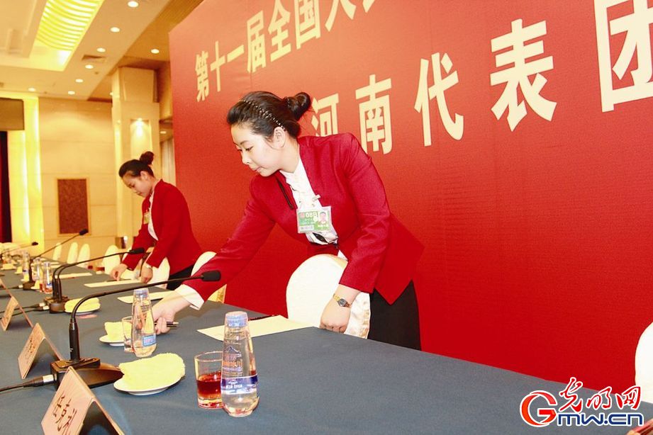 镜头下的<em>两会 妇女</em>委员迎三八(2)_光明网