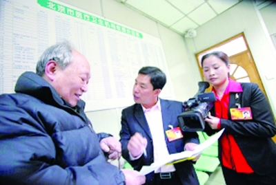 谭艳代表(右)在北京协和医院调研电子处方。