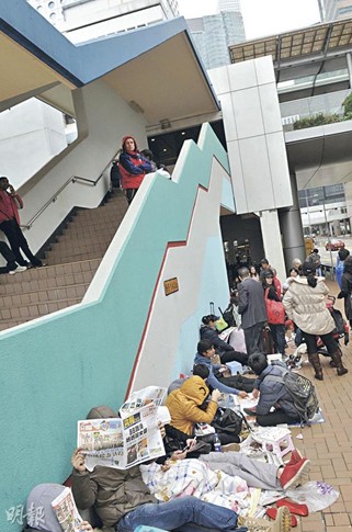 新iPad在港只限网购众市民 死心不息 通宵排队