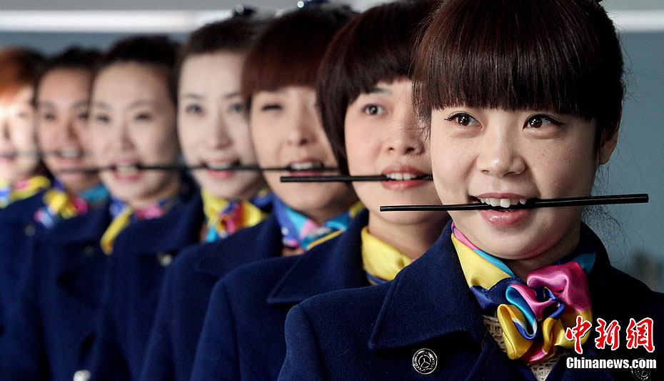 大学生路姐苦练基本功 嘴咬筷子练微笑(1)_光