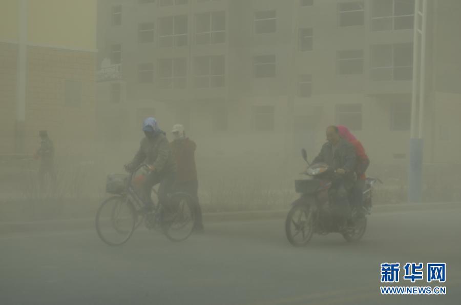 甘肃新疆等地遭沙尘暴侵袭(1)