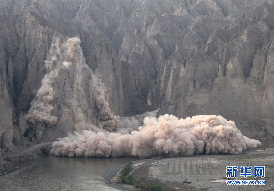 甘肃<em>景泰</em>:黄河石林景区高危坠石被成功爆破(2