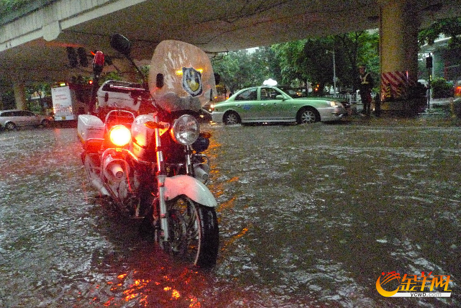 今晨7时许,广州地区暴雨倾盆——东风东路,梅花路,农林路等路段水浸