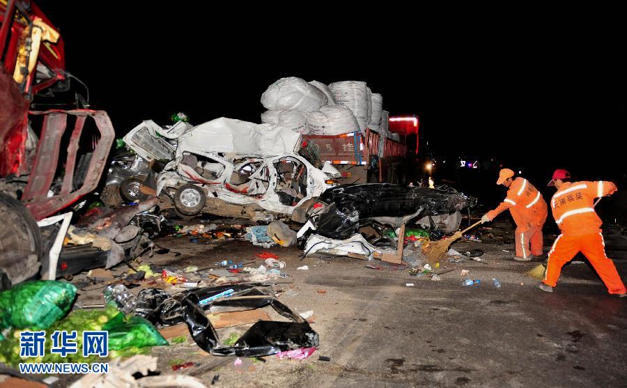 汕昆高速云南段2起交通事故12死19伤(1)