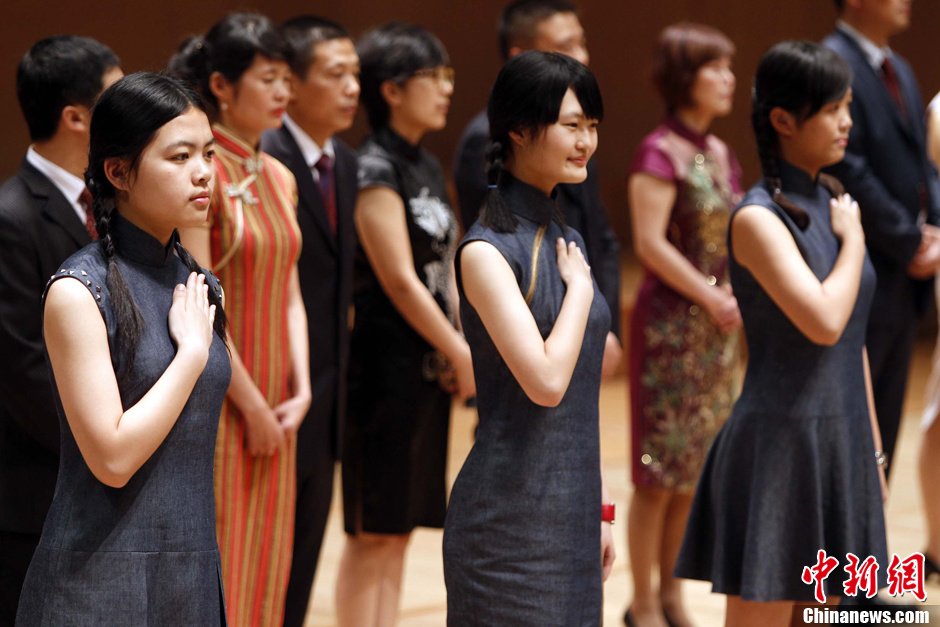 上海女孩身穿旗袍参加<em>成人</em>礼(1)_光明网