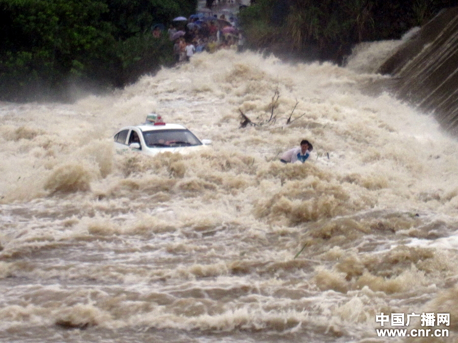 海南两名群众被洪水围困 消防几经波折成功救
