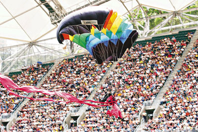 解放军跳伞队七一香港表演庆回归十五周年