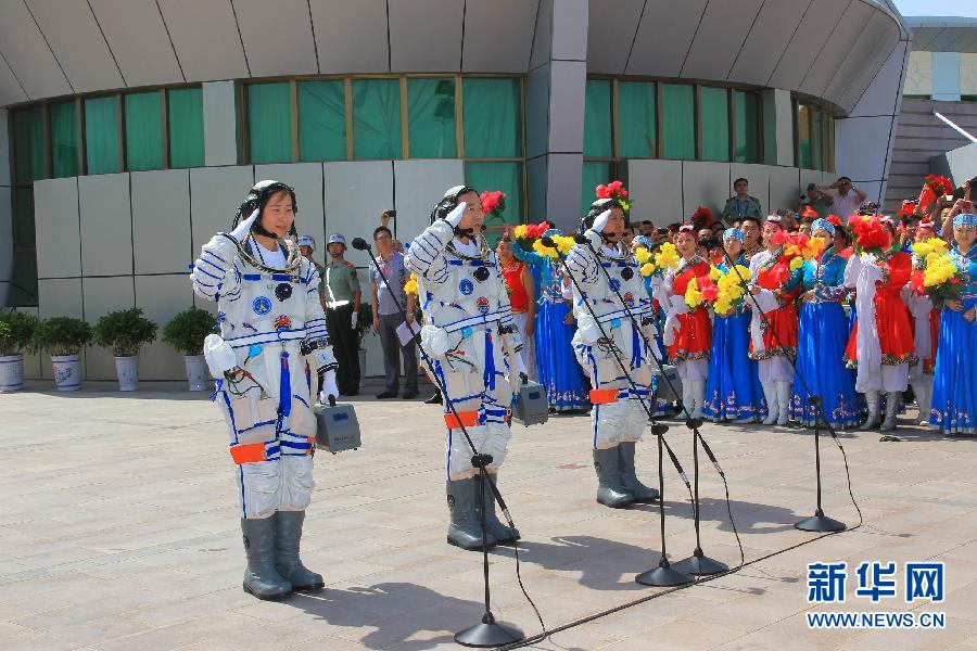 <em>神舟九号航天员</em>出征【组图】(2)_光明网