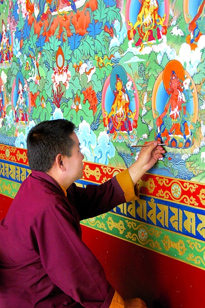 昌珠寺是“十一五”期间国家投入巨资进行的西藏文物维修工程之一，图为寺里的喇嘛正在虔诚地对壁画进行最后的描画。