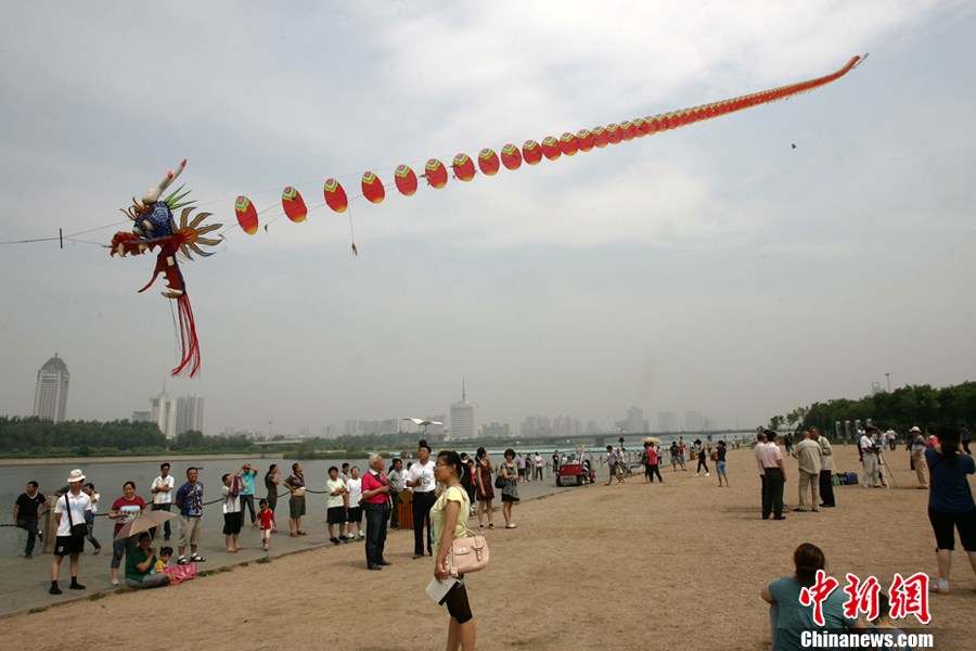 划龙舟、包粽子、点雄黄 全国各地欢度端午节