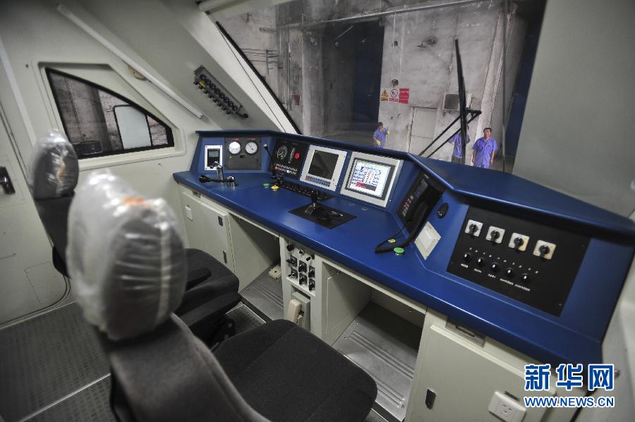 我国首台高铁救护车诞生(2)