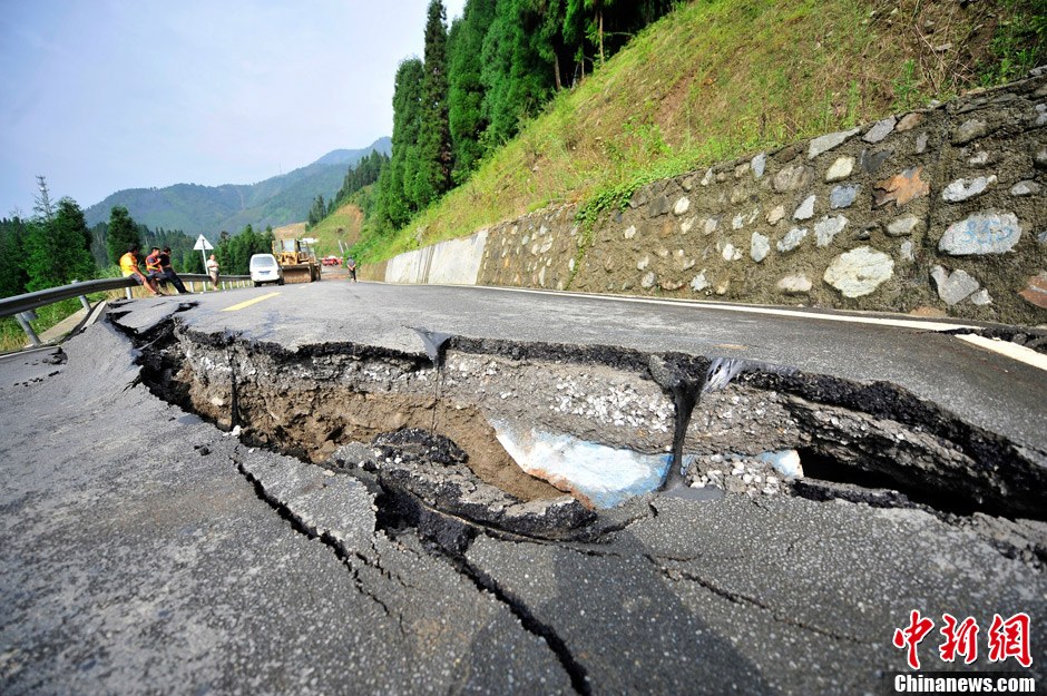 四川彭州遭遇暴雨泥石流 公路受损中断(2)