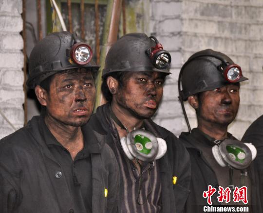 国家电网及消防官兵紧急增援四川万源煤矿事故