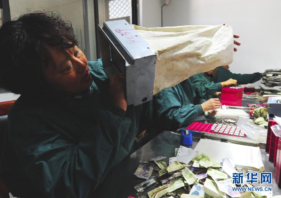 公交点钞员数钱数到手抽筋图片