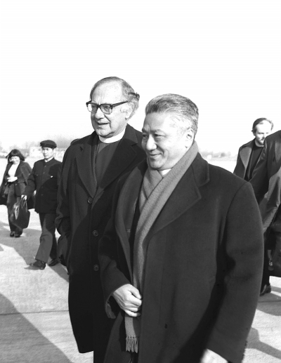1982年1月8日,丁光训主教在机场迎接抵达南京的英国坎特伯雷大主教伦