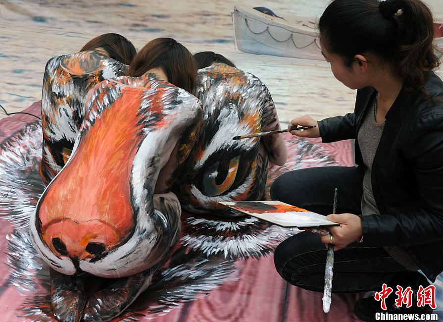 福州上演奇幻3D<em>人体</em>彩绘秀 <em>美女</em>变身孟加拉虎