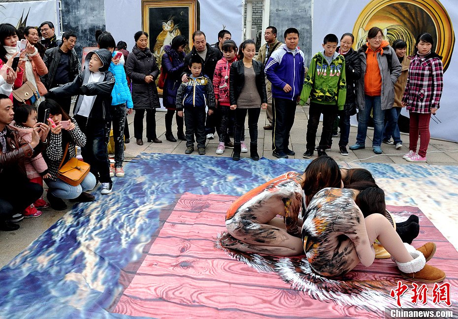 福州上演奇幻<em>3D人体</em>彩绘秀 <em>美女</em>变身孟加拉虎