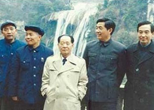 南京房展会现 保钓 <em>人体</em>彩绘 <em>美女</em>胸前绘国旗(