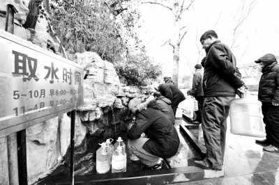 2月18日，市民在济南黑虎泉取水点取用泉水。新华社记者