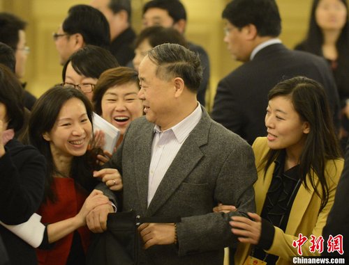 莫言自称政治素质低但不能占着<em>茅坑</em>不拉屎(